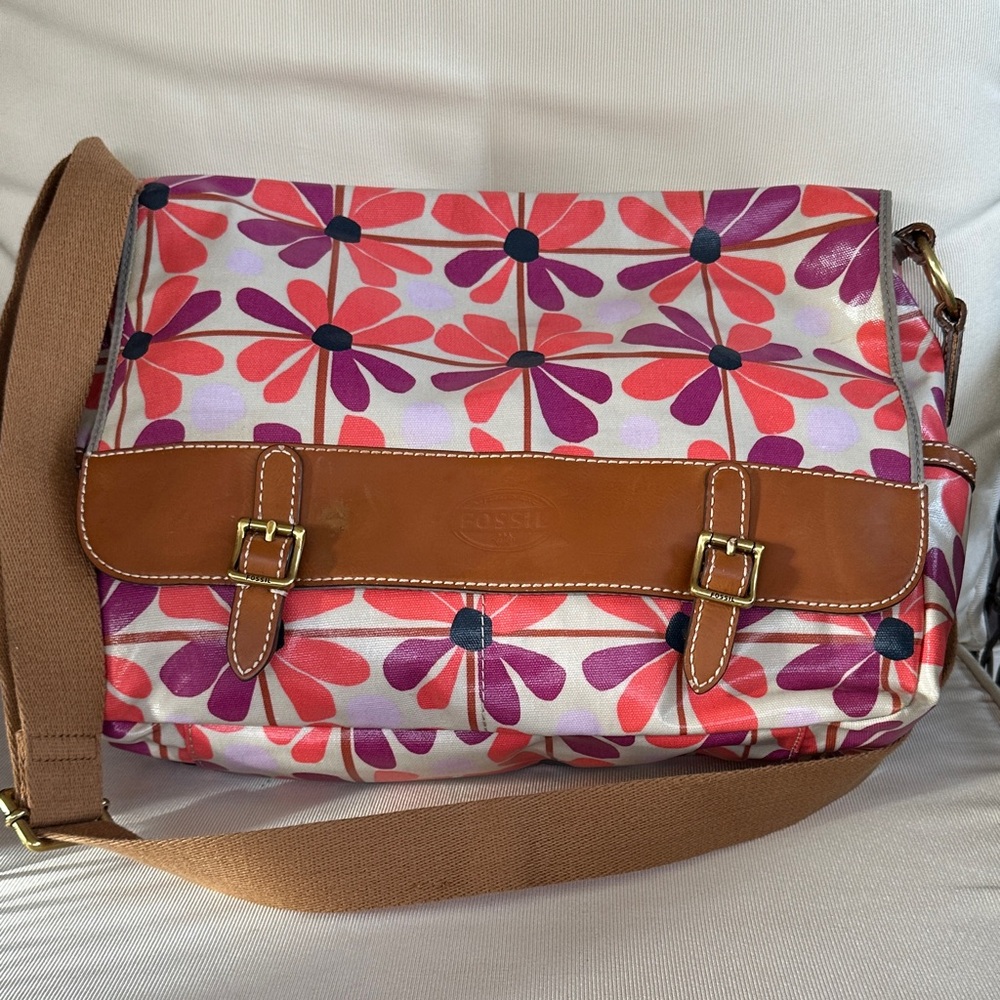 Fossil Key Per Coated Canvas Pink and Purple Floral Messenger Bag